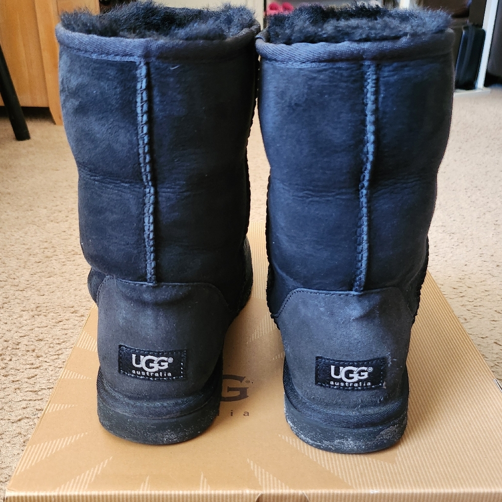 UGG Classic SHORT in Black
